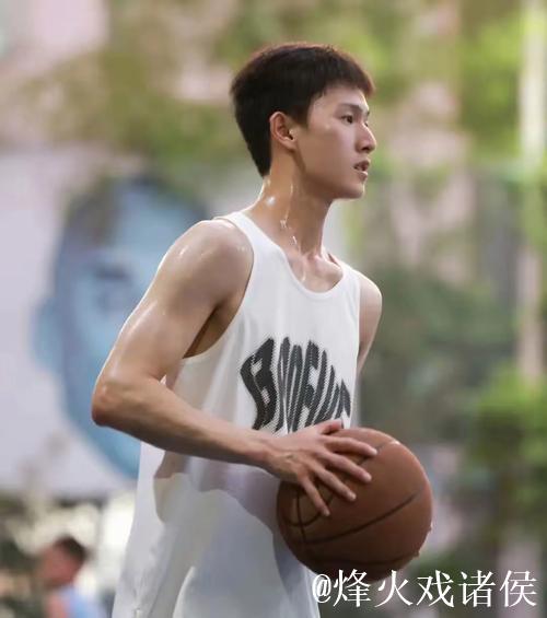 生不逢时的非典型中锋,15岁长太快差点退役,26 生不逢时的非典型中锋,15岁长太快差点退役,26