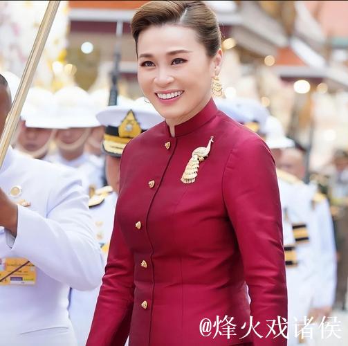 47岁苏提达出海前称体重，纯素颜很自信，32岁欧拉弄花枝招展颁奖